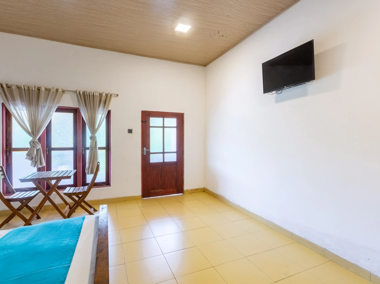 Отель Yoho A4 Holiday Inn