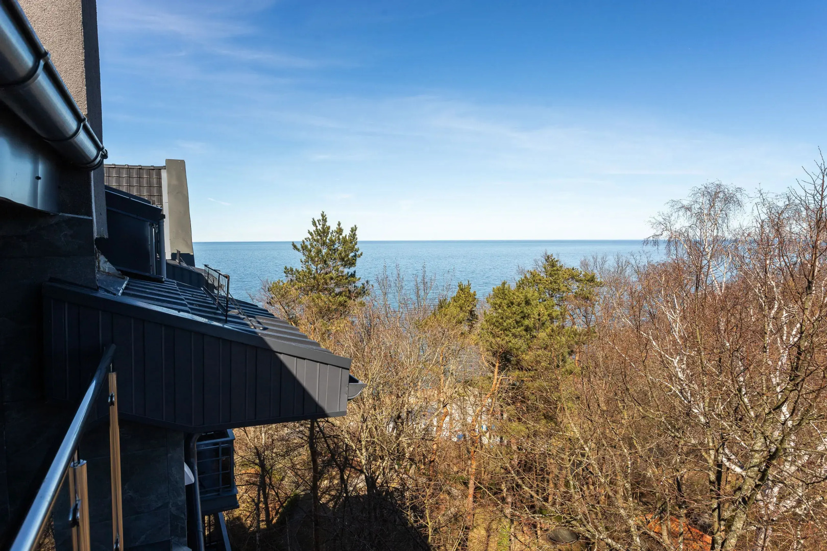 Квартира с Мансардными Окнами и Видом на Море