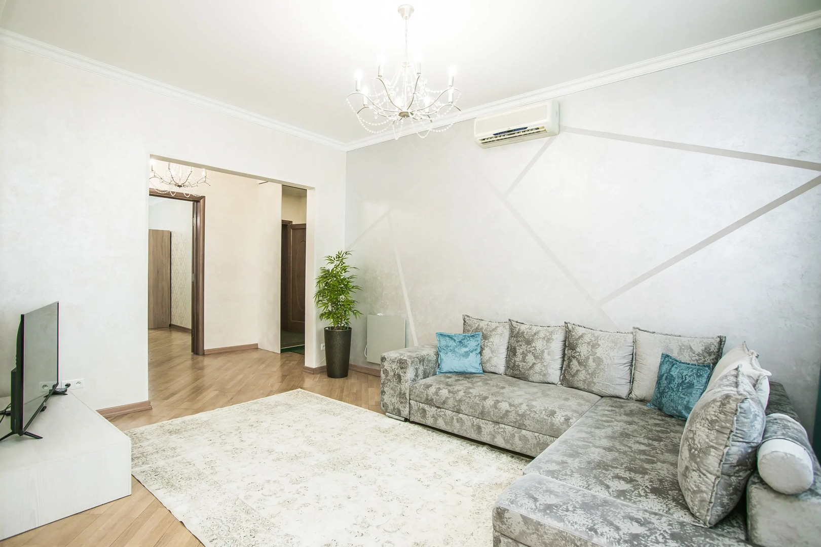 Апартаменты 3 комнатные Интернациональная 2 Центр города