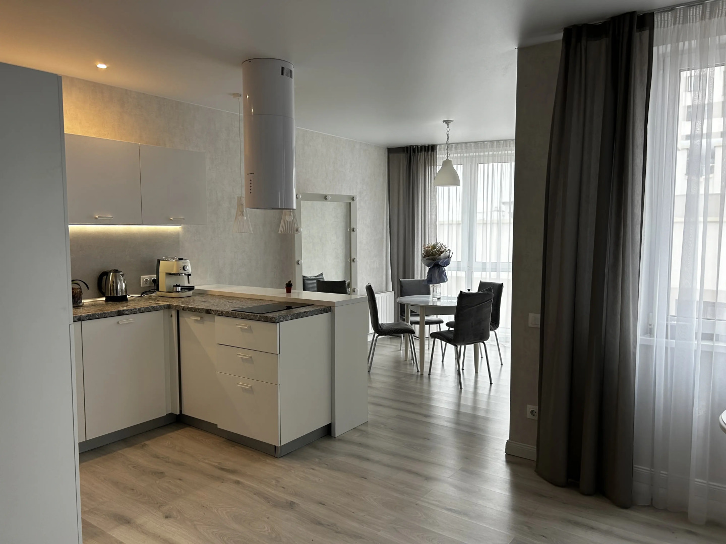 Квартира Современная трёшка возле Dana Mall