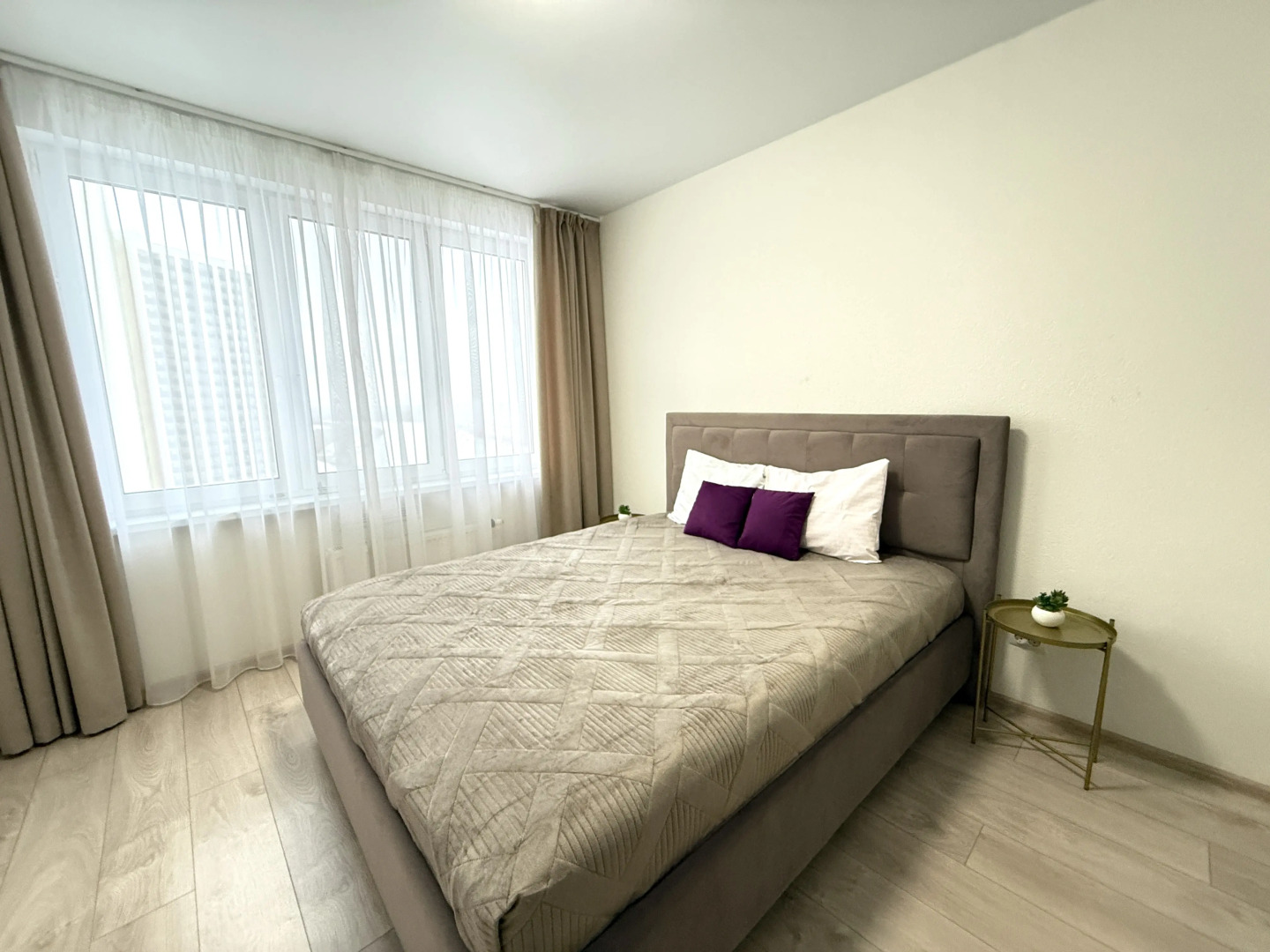 Апартаменты Элитные на берегу реки Тура с видом на Мост Влюбленных