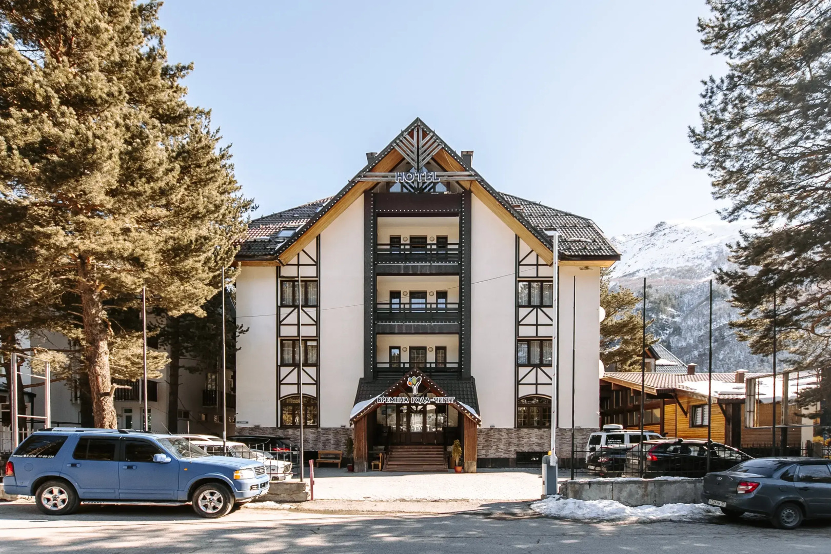 Времена года Чегет