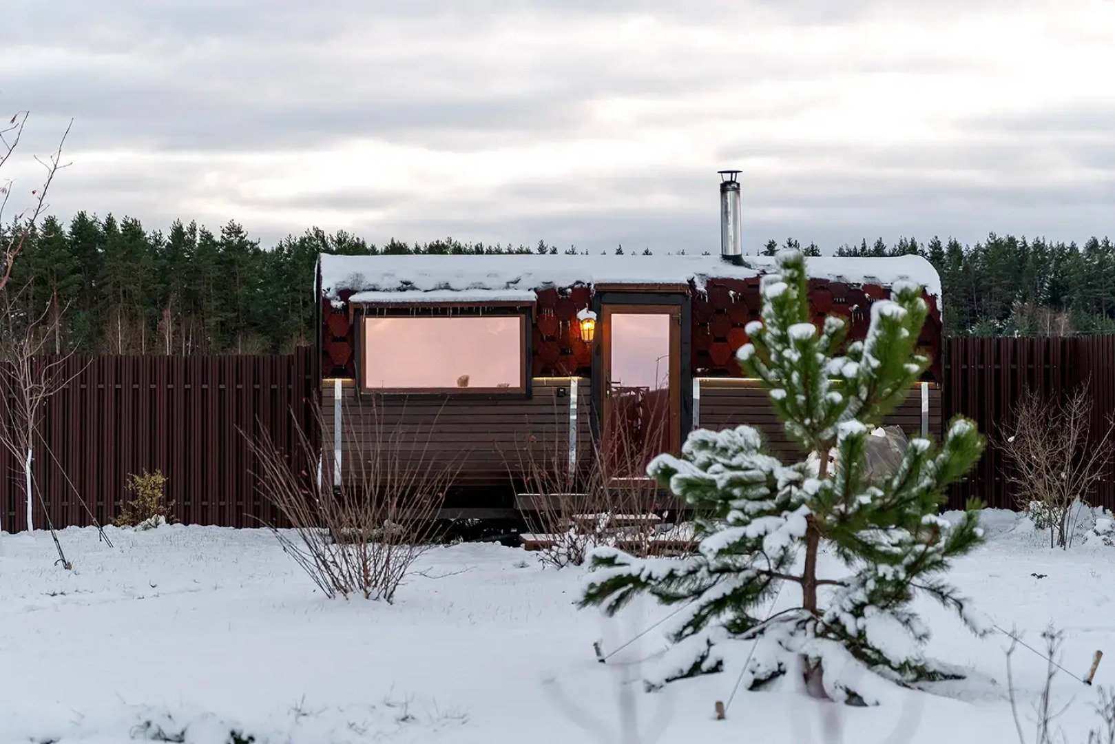 Частный дом с панорамными окнами с выходом на террасу и баней на дровах