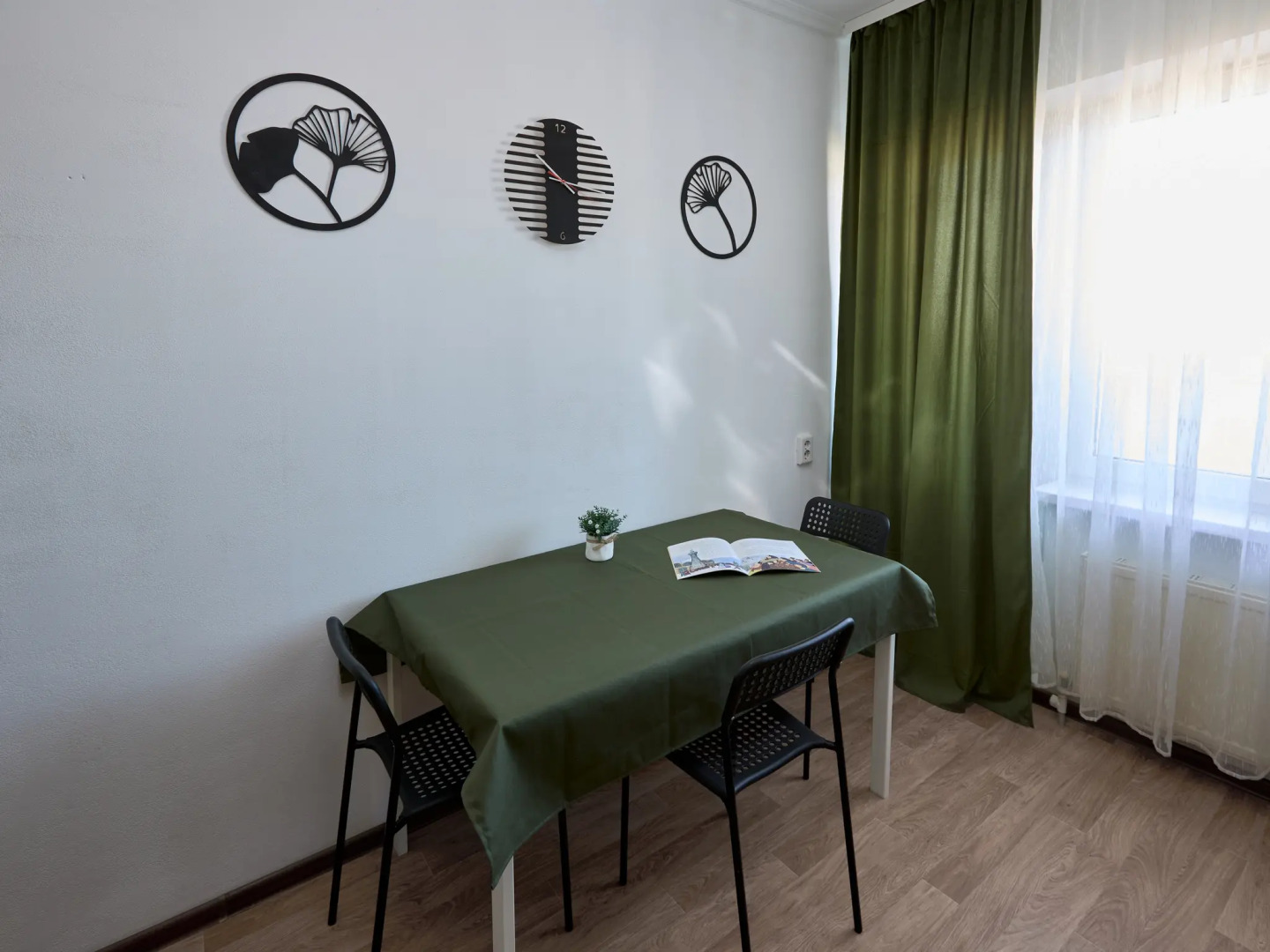 Квартира с диваном на кухне и балконом на Байбакова 2