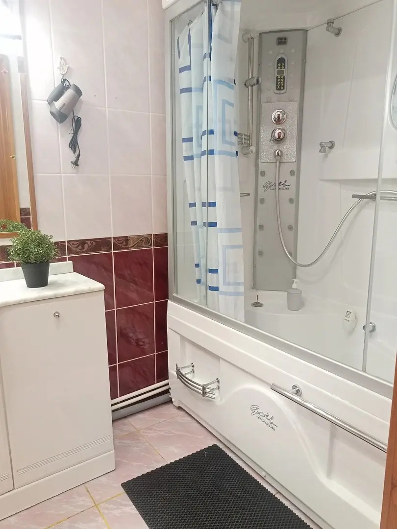 Квартира Уютная Двухкомнатная с Симпатичным Декор Камином