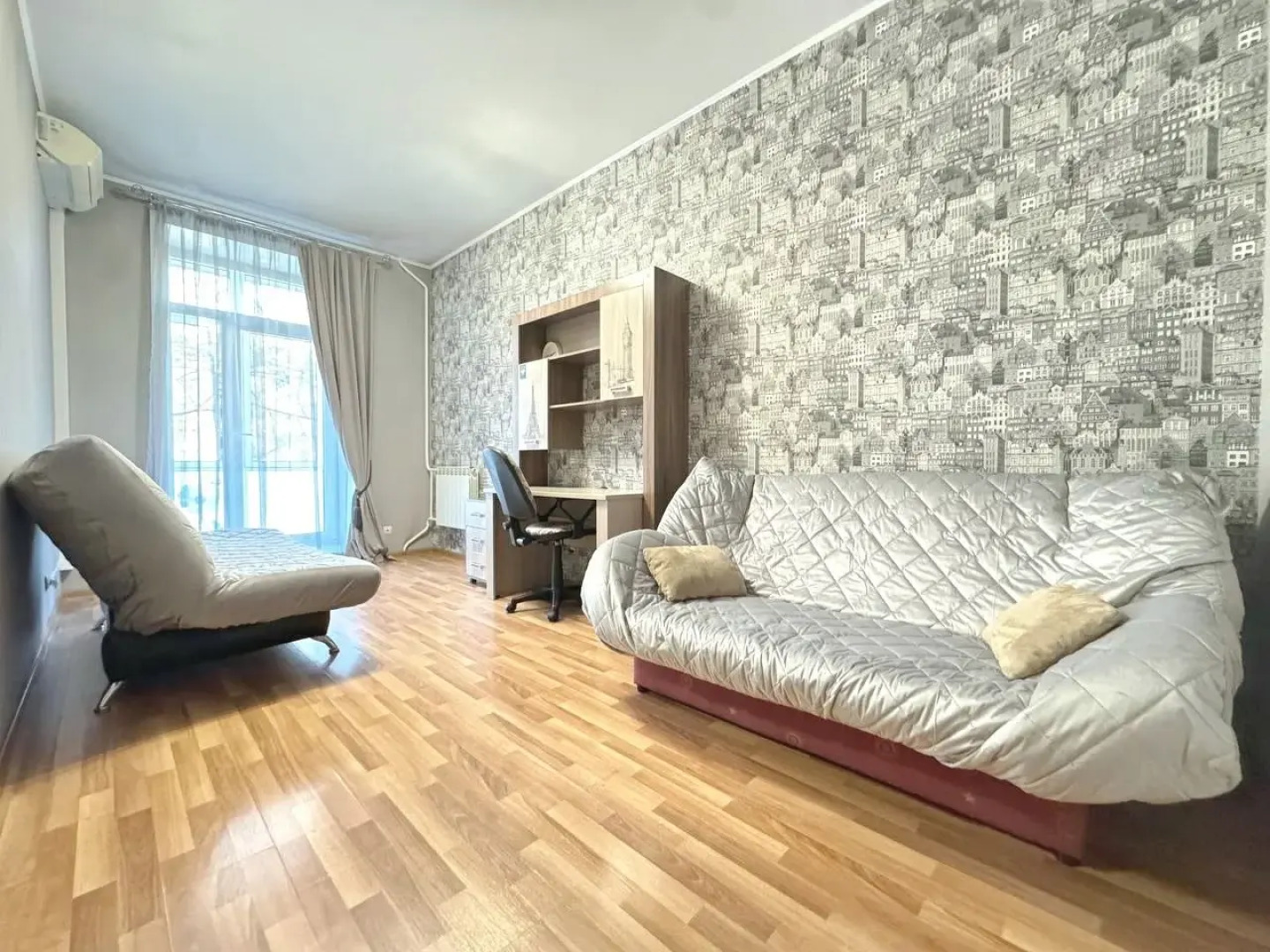 Квартира Трехкомнатная с Балконом и Кондиционером в Центре на Весенней