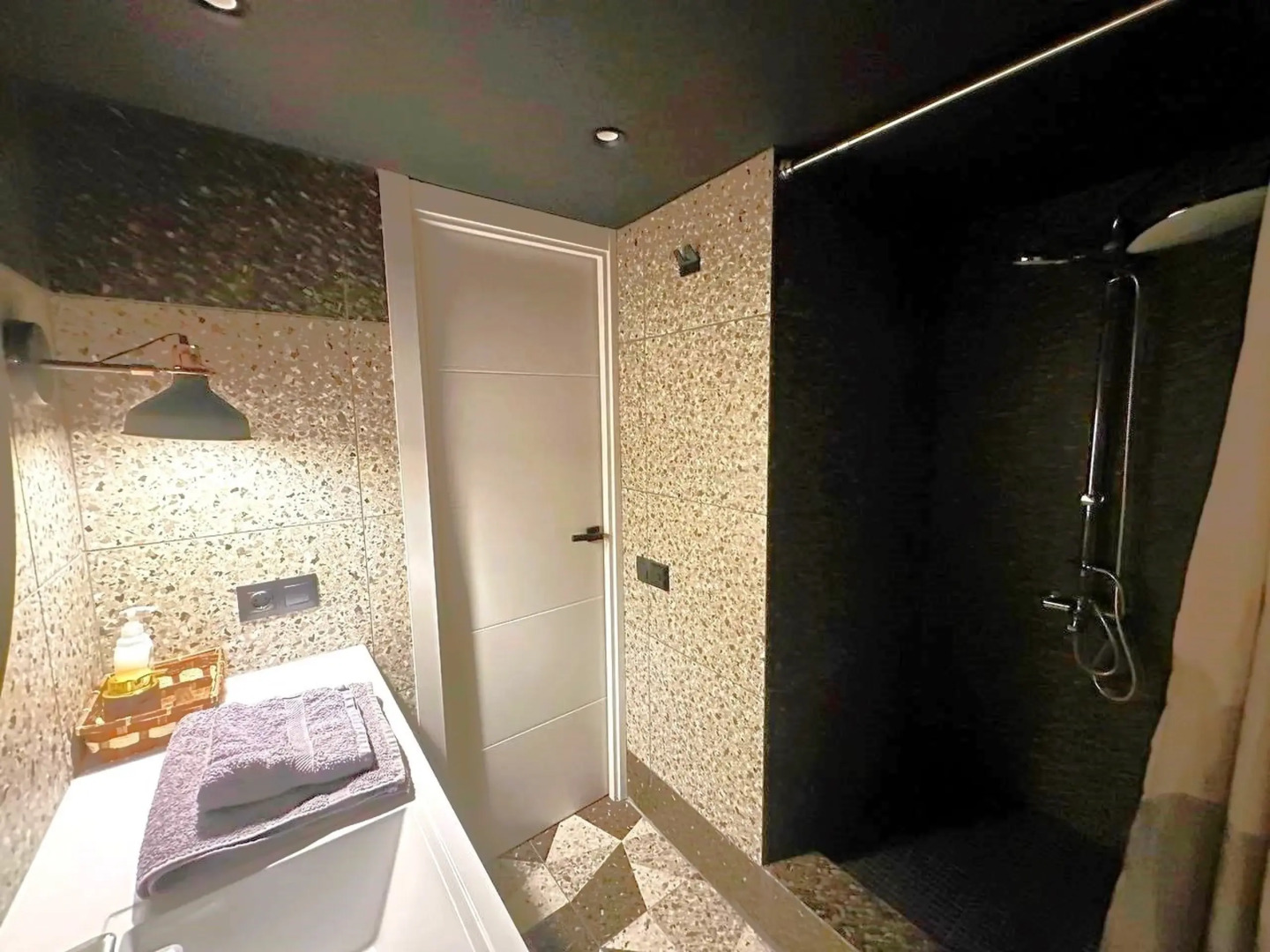 Апартаменты Современные в Скандинавском Стиле с Мансардными Окнами в Центре Москвы