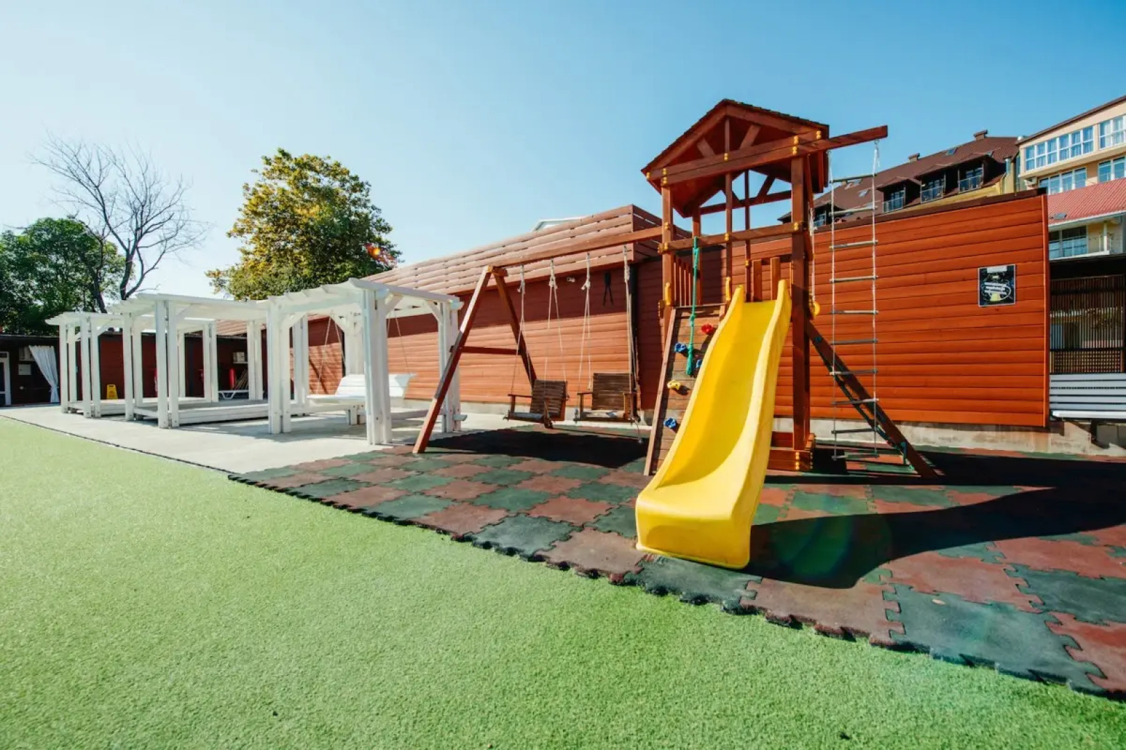 Отель Peak Season