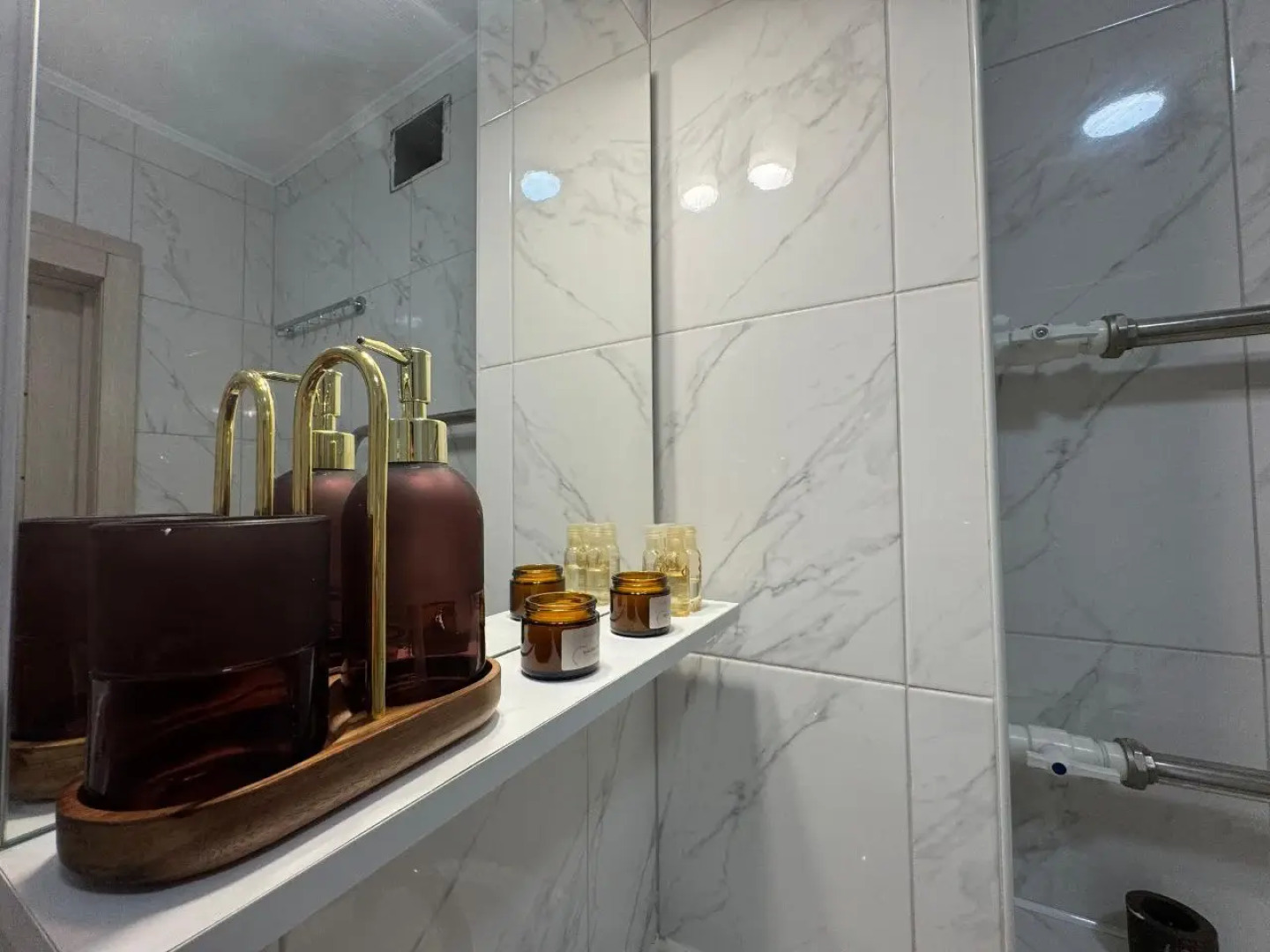 Апартаменты на 14 гостей на Хади Такташа 121 в центре города  На берегу Оз.Кабан