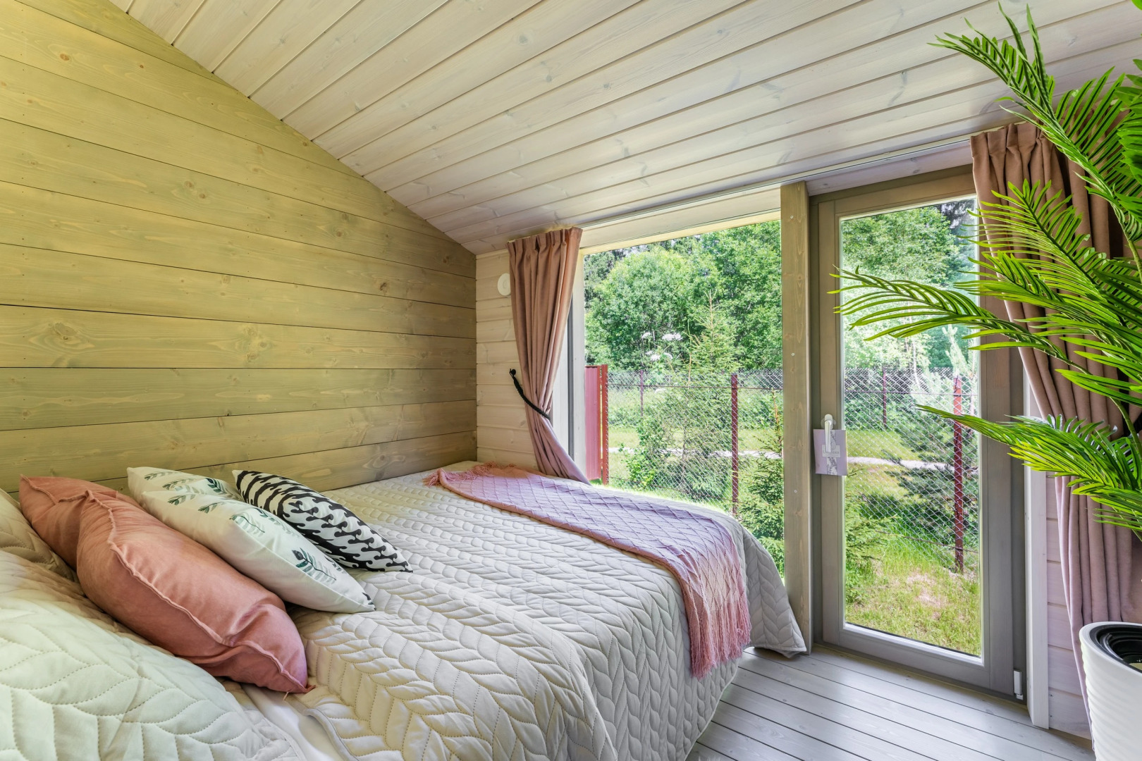 Частный дом с баней бочкой у воды и леса