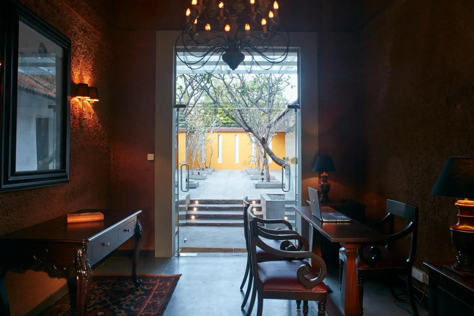 Отель EKHO Lake House - From Colonial Bungalow to Royal Retreat