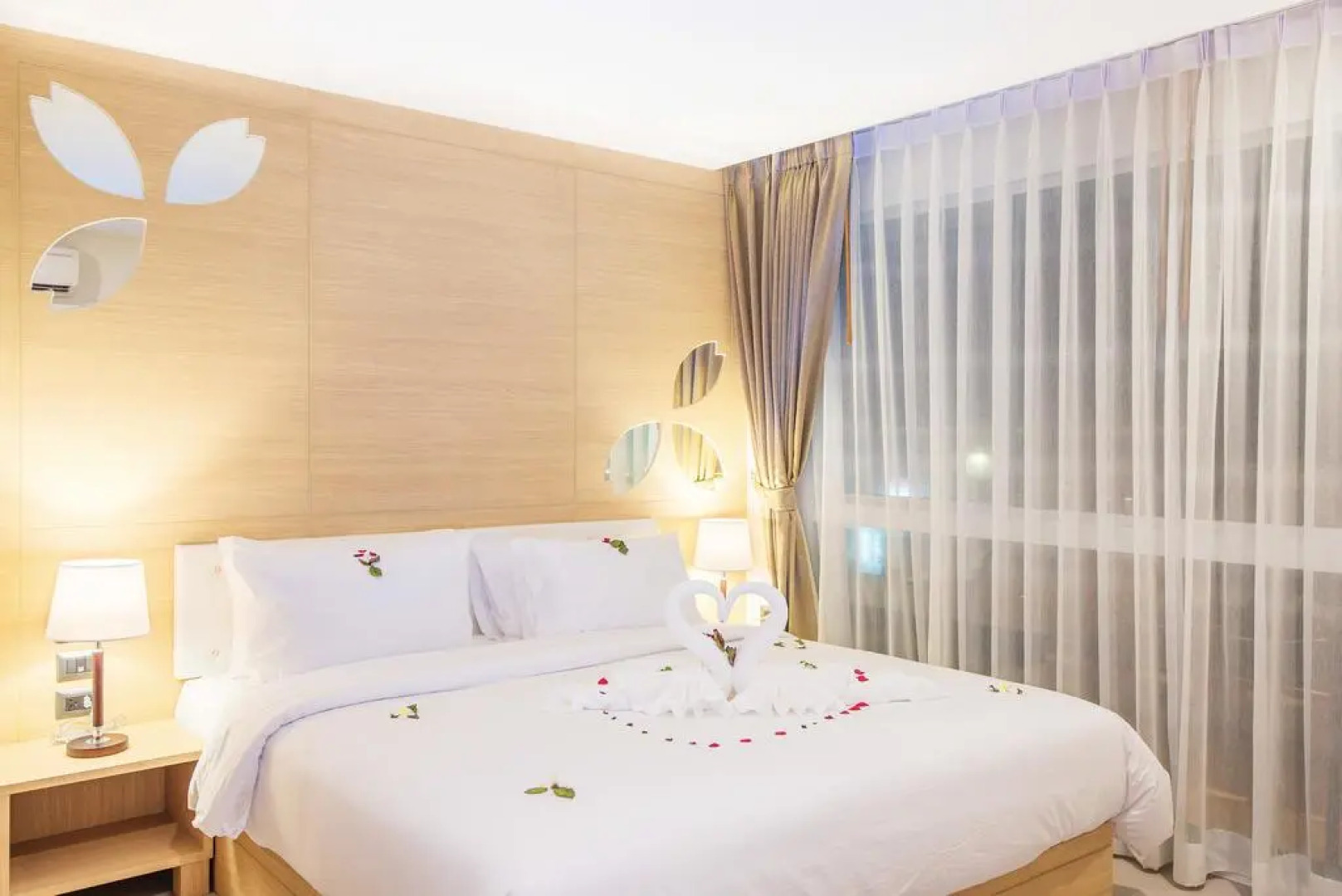 Отель Clarion Patong Beach