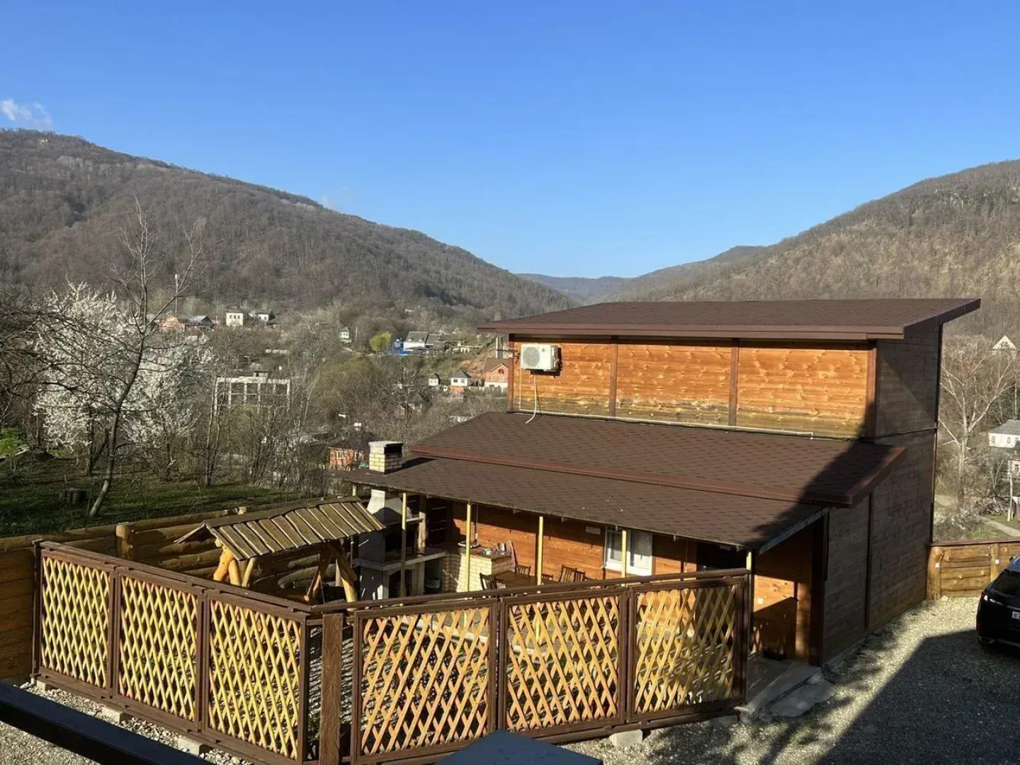 Частный дом с баней бассейном и мангалом на берегу реки