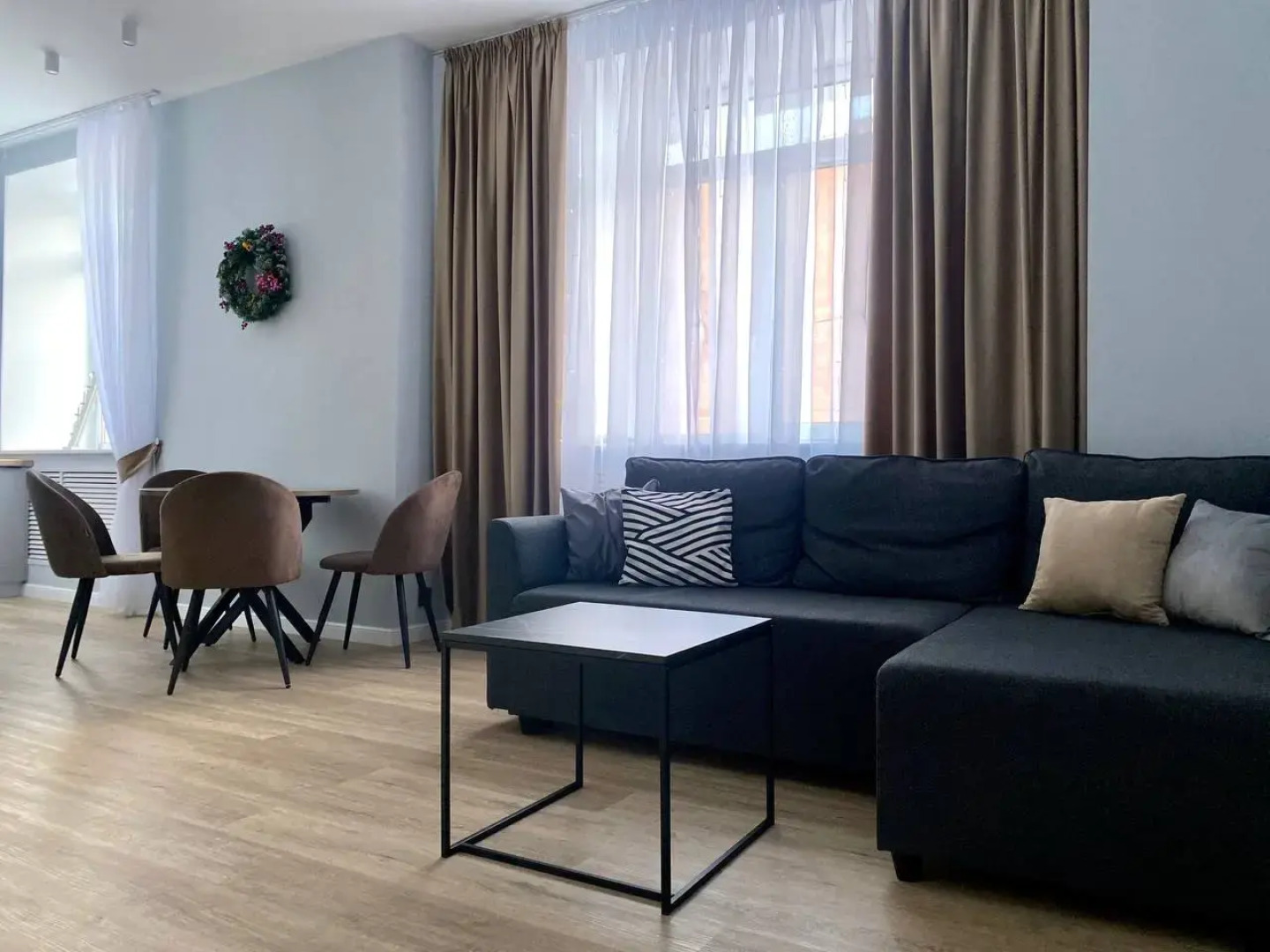 Апартаменты трехкомнатные рядом с набережной