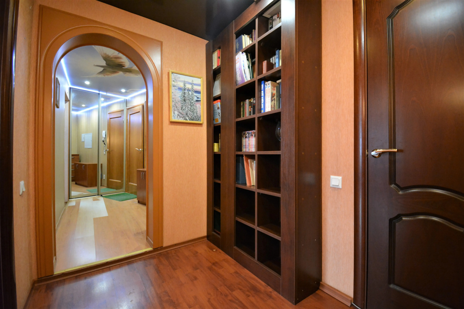 Квартира трёхкомнатная с двумя уборными лифтом и балконом