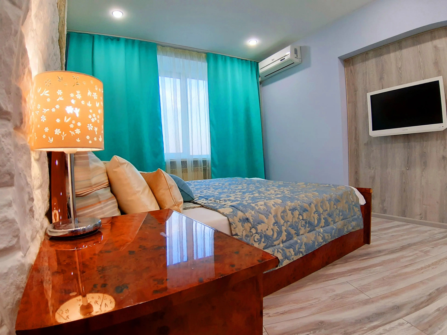 Апартаменты на площади Революции