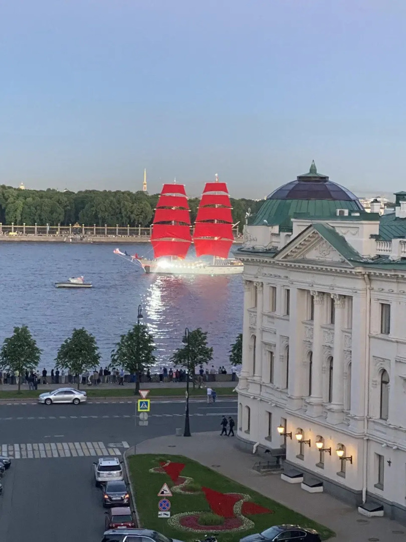 Апартаменты Четырехкомнатные YOUR APART с видом на домик Петра 1 и Неву