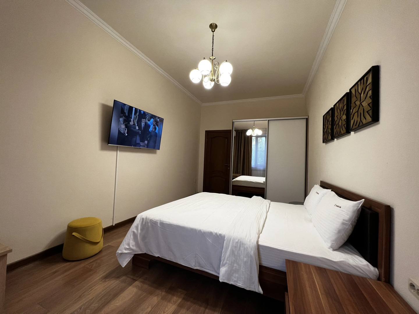 Апартаменты возле Парка на Аллее Строителей by Sutki26