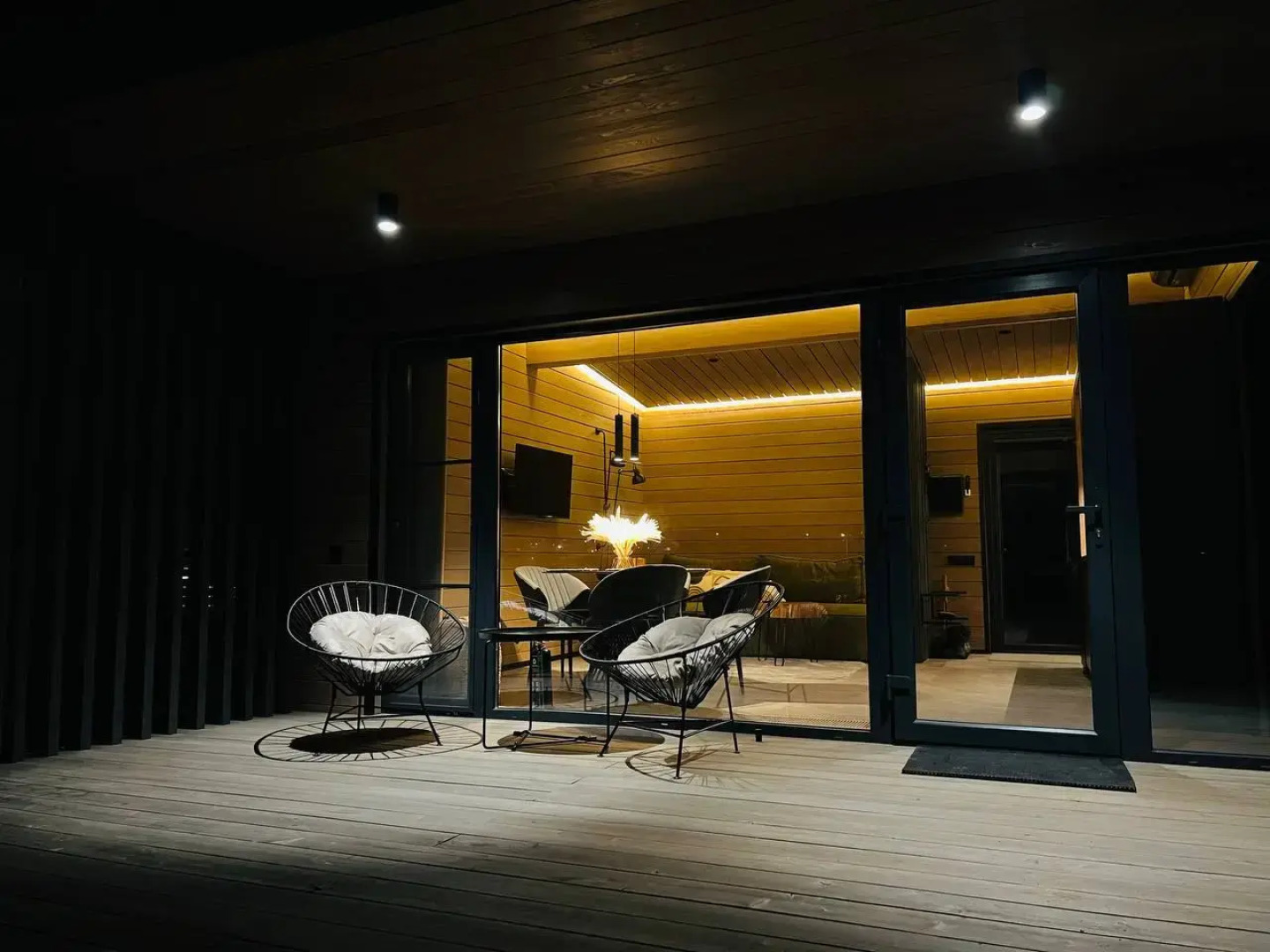 Частный дом Lakeside house