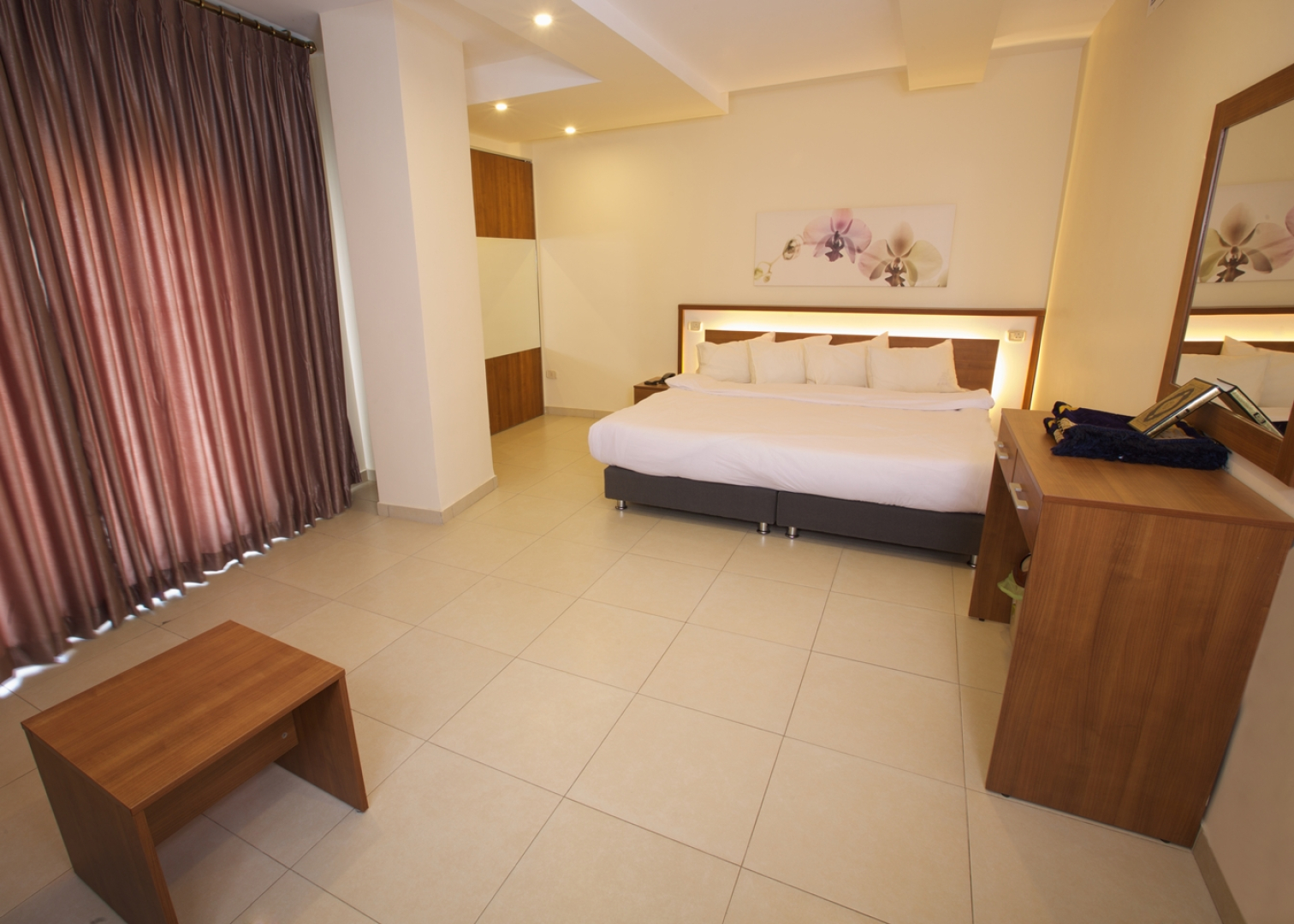 Отель Lujain Suites