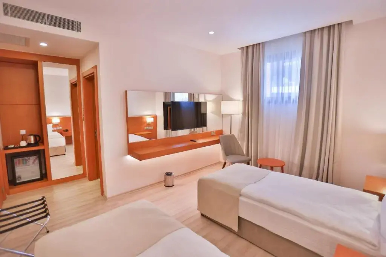 Отель Caddemm Inn