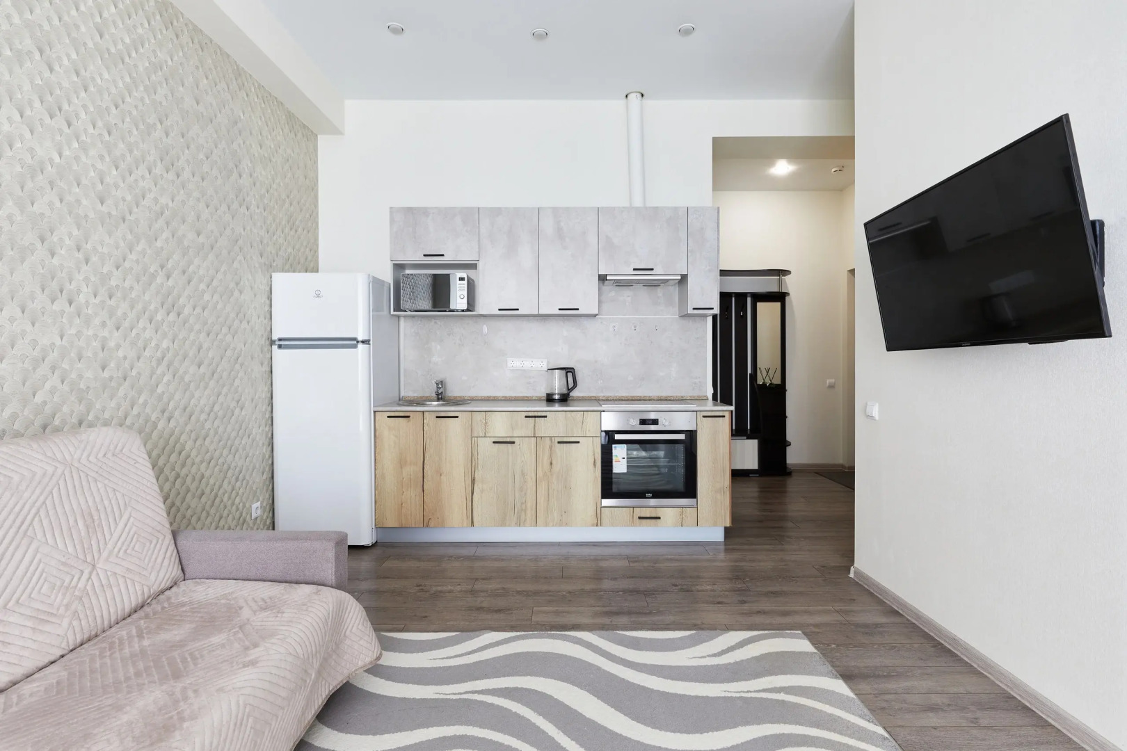 Квартира с изолированной спальней и балконом в 100 м от моря