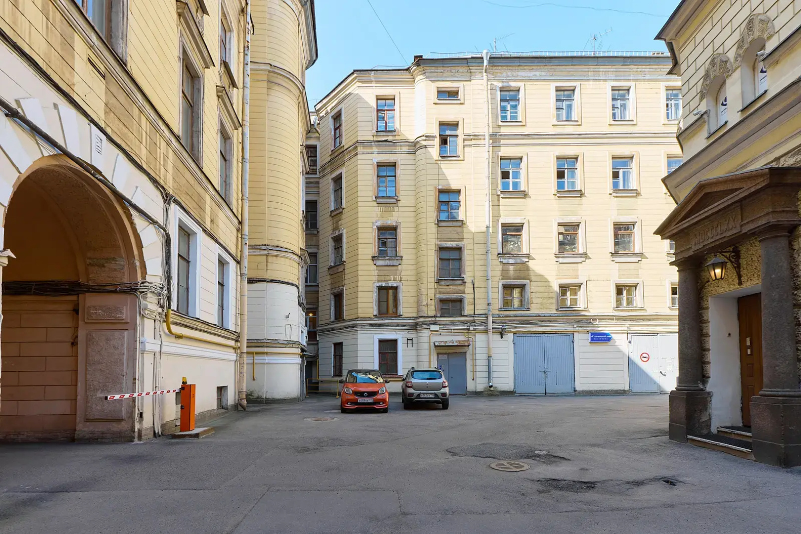 Квартира Orlov House с видом на крыши Петербурга