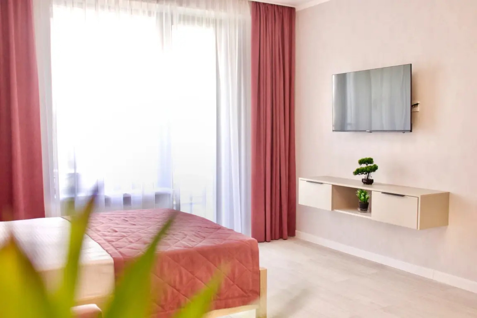 Апартаменты с бассейном у моря