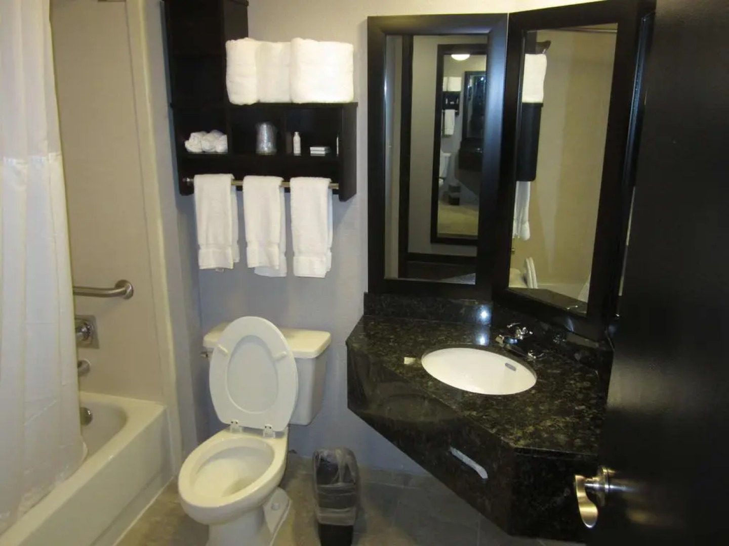 Отель Comfort Inn & Suites