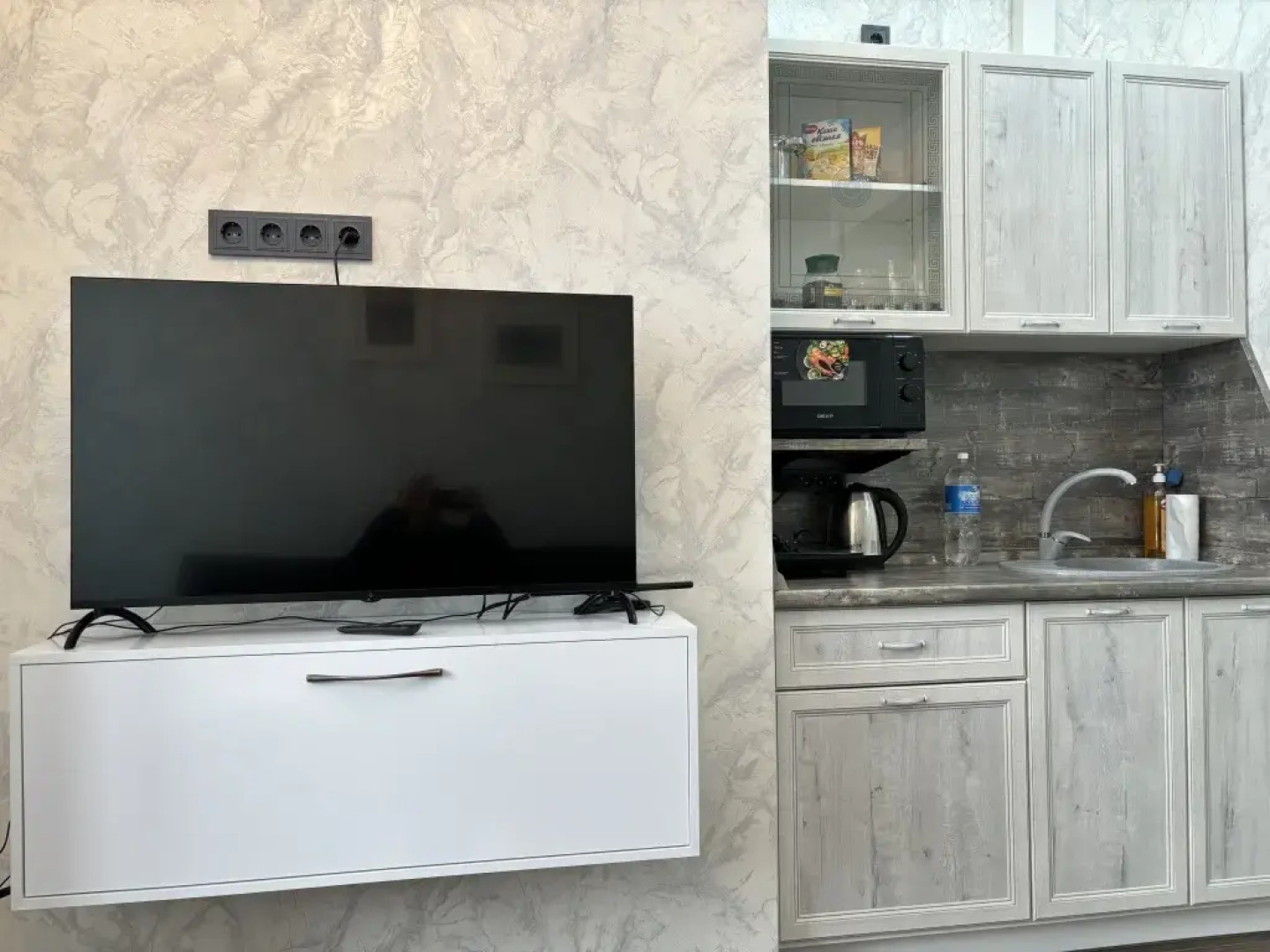 Атмосферная студия с большими окнами с комфортом разместит от двух человек, до 4-х человек от Уют и Комфорт НН