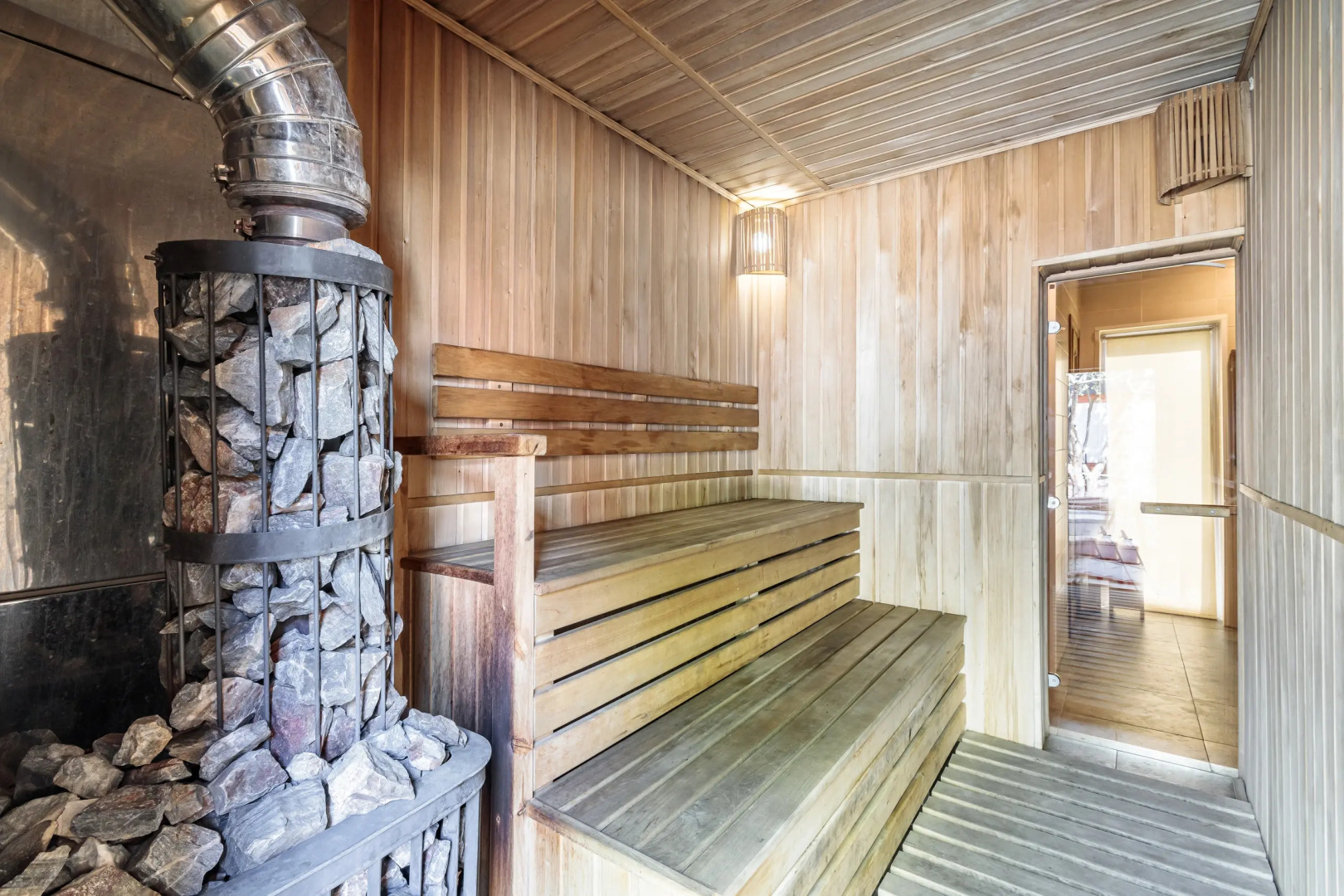 Гостевой Дом на берегу озера с верандой в Новой Москве