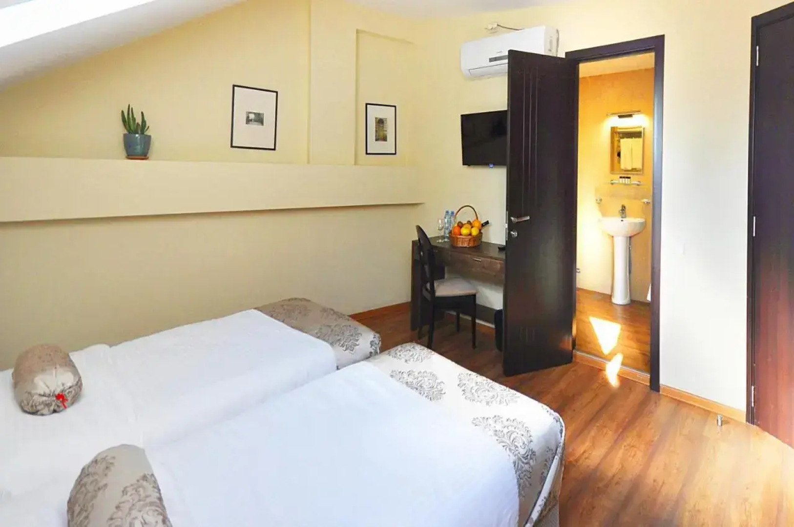 Отель Tekla Palace