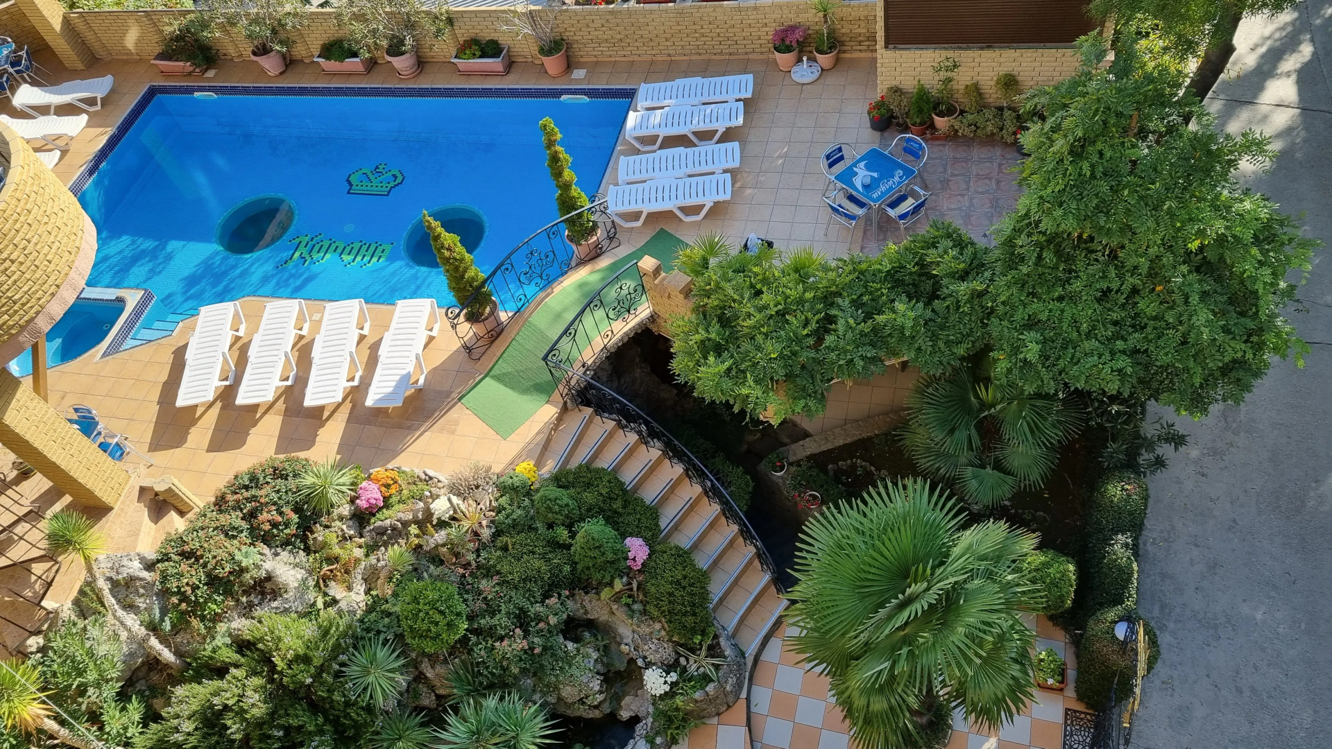 Курортный отель Корона