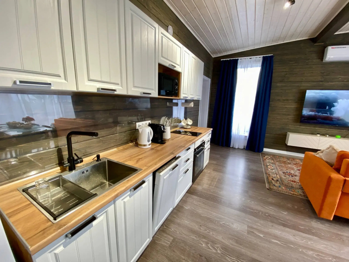 Частный дом дизайнерский великолепной уличной территорией