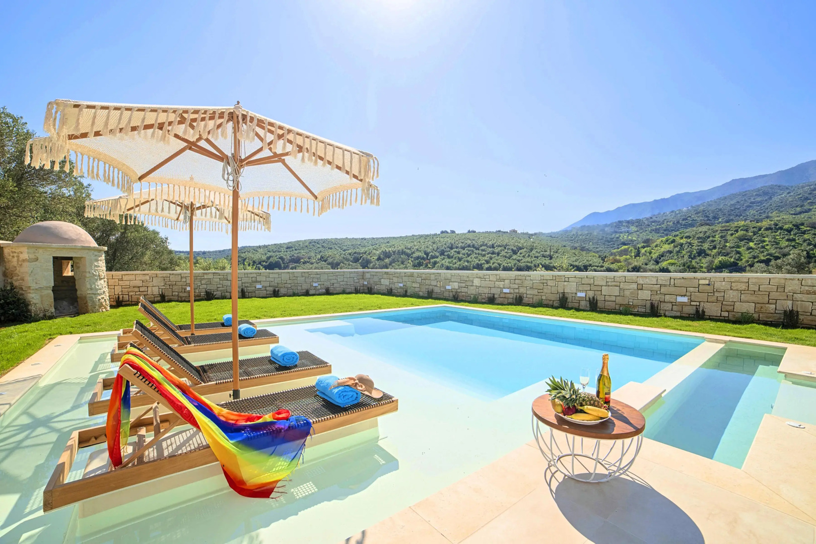 Вилла Blue Lake Heated Pool