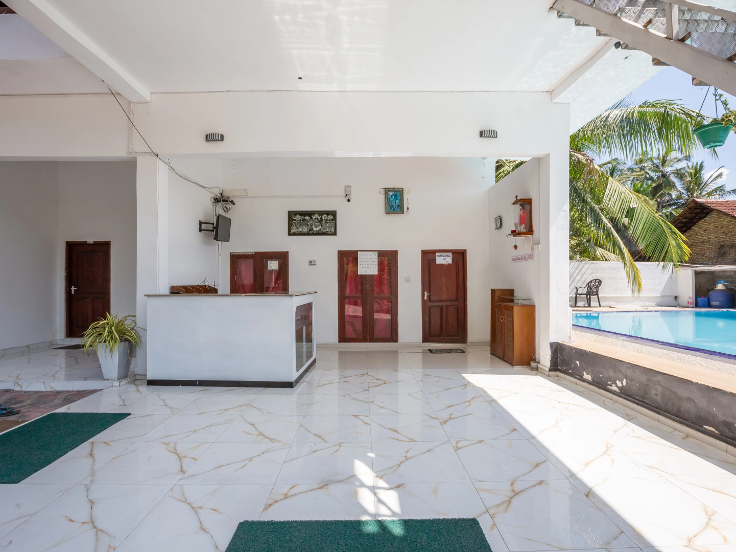 Отель Yoho A4 Holiday Inn