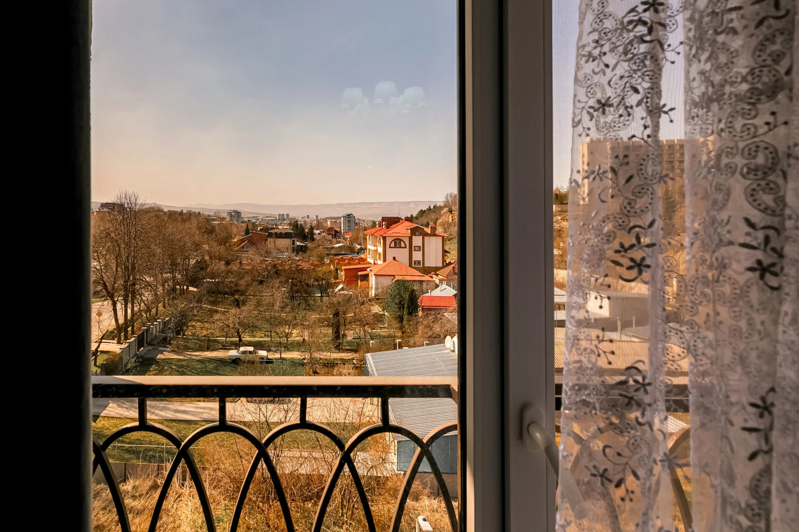 Апартаменты Лира от Ирины Савельевой + С красивым видом на Боргустанский хребет + У входа в верхний Курортный парк + Релакс 150%!