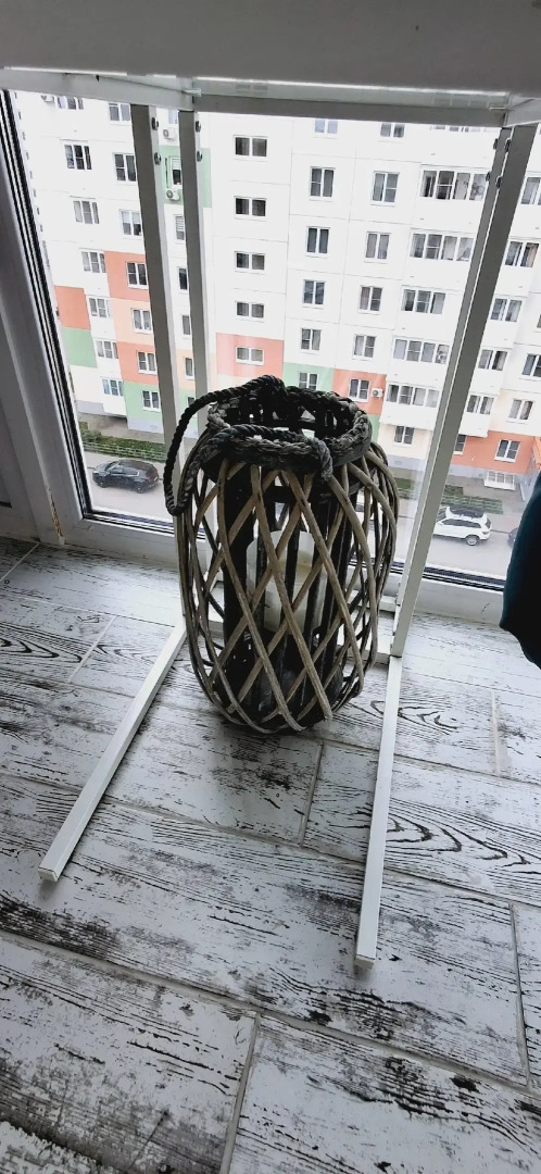 Квартира с подвесными креслами из ротанга на панорамной лоджии