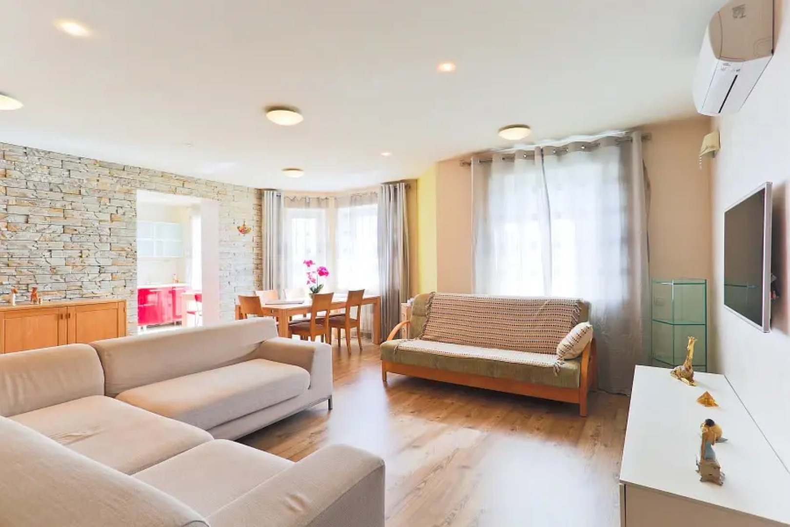 Апартаменты 4-комнатные HomeApart Сторожовская, 8