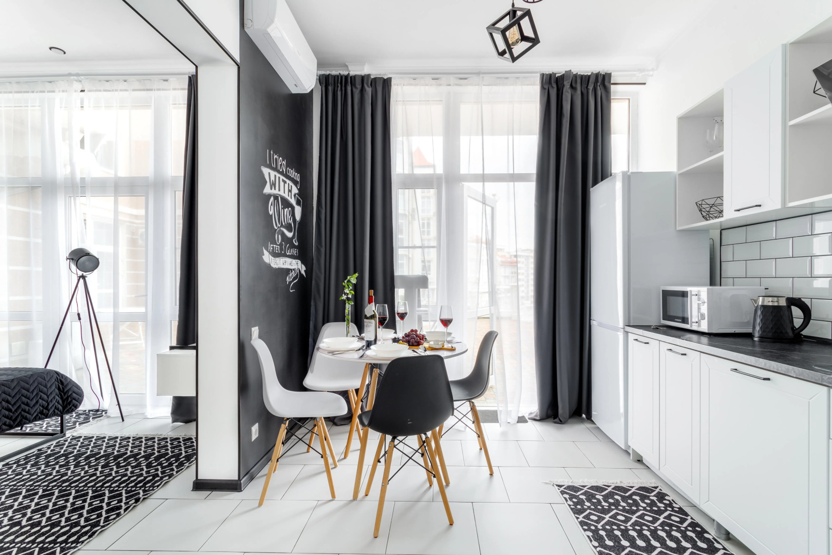 Апартаменты Caмая Стильная Студия c Видoм нa Мoре и Собcтвeнным Вxодом от Home Group apartments