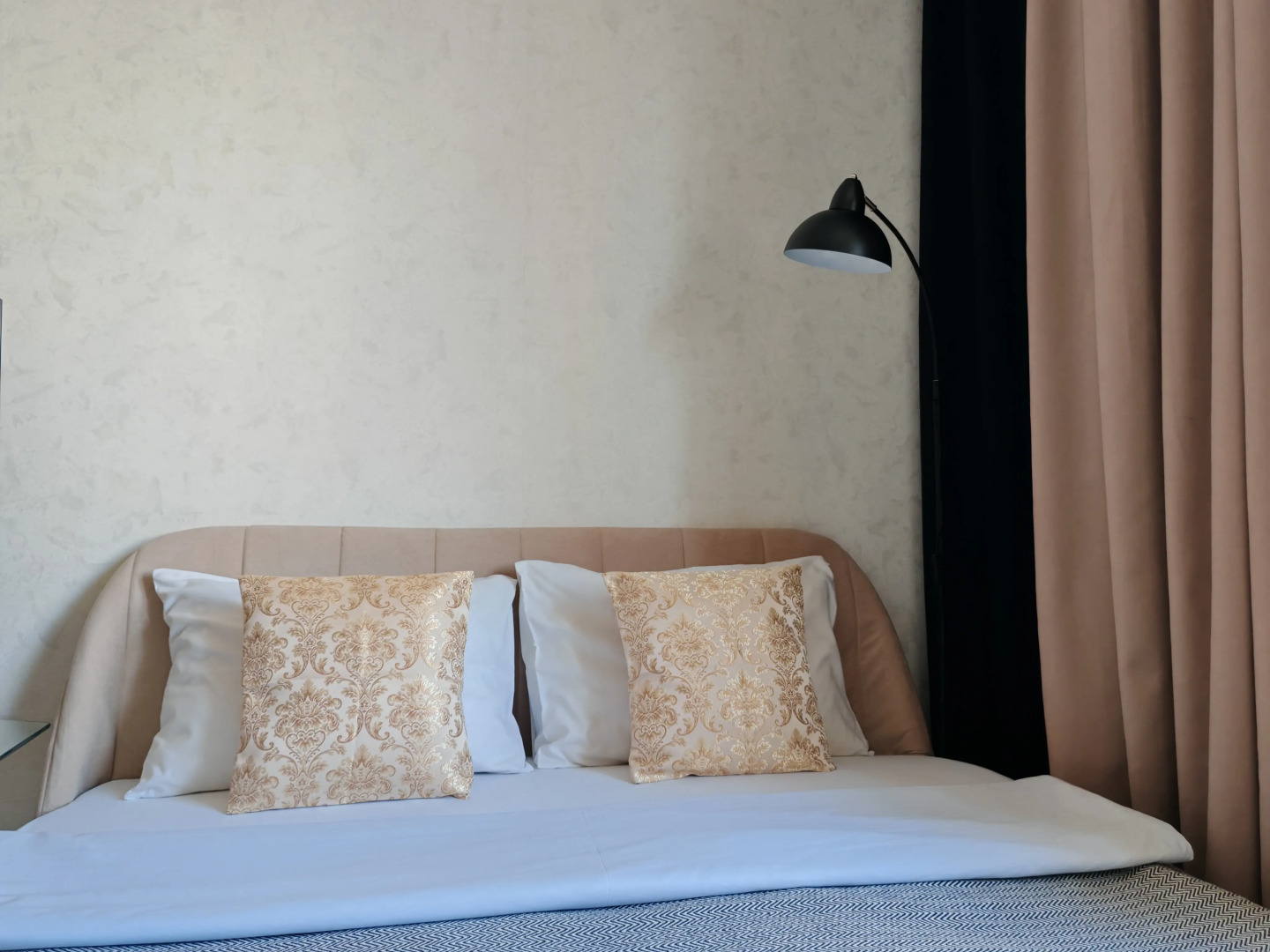 Апартаменты Просторная Двух Комнатная Квартира с Парковкой во дворе