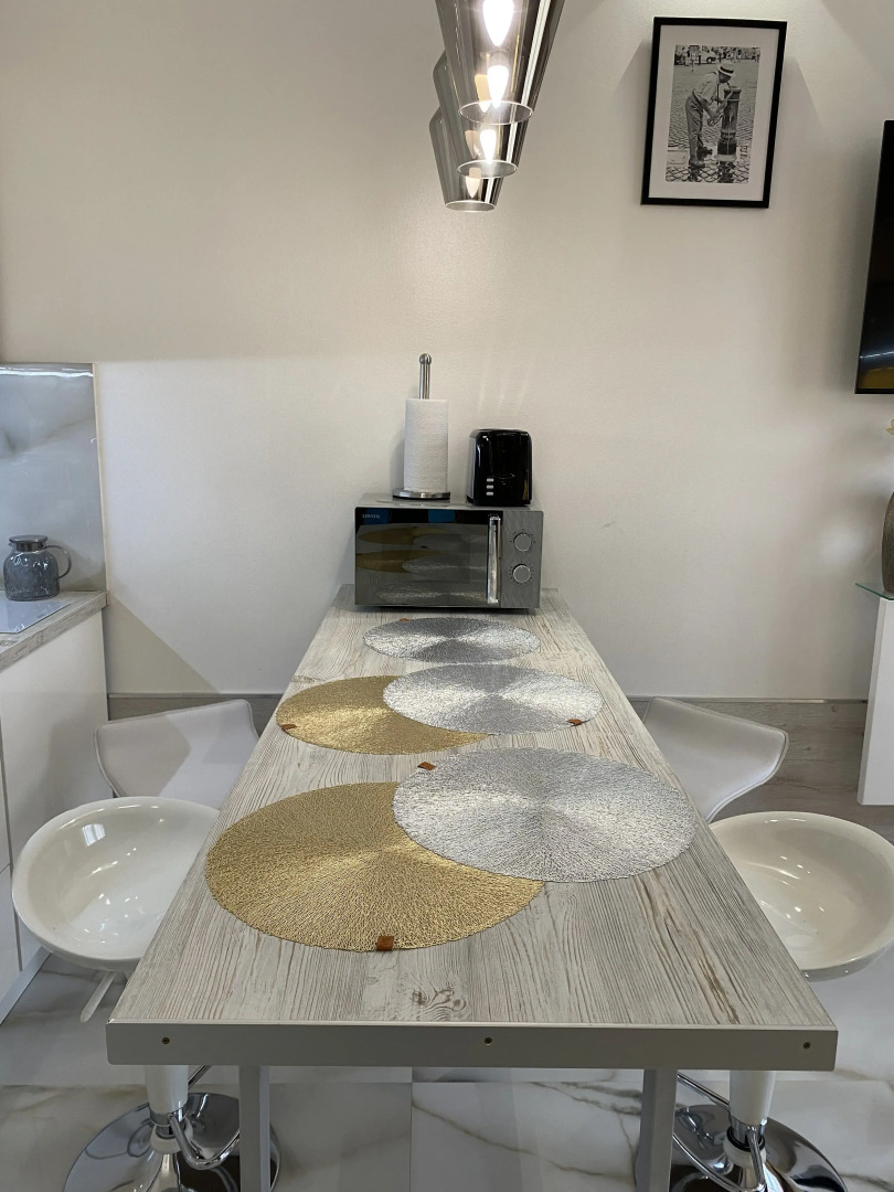 Апартаменты в современном стиле с камином