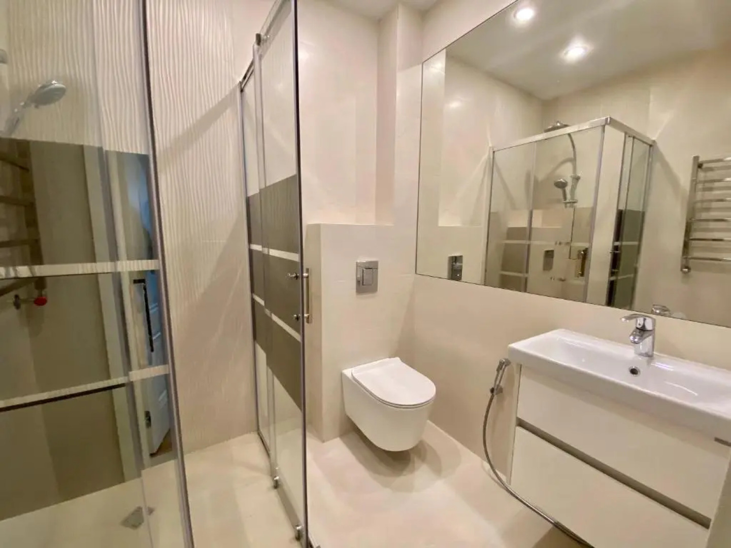 Апартаменты у берега моря с видом на парк