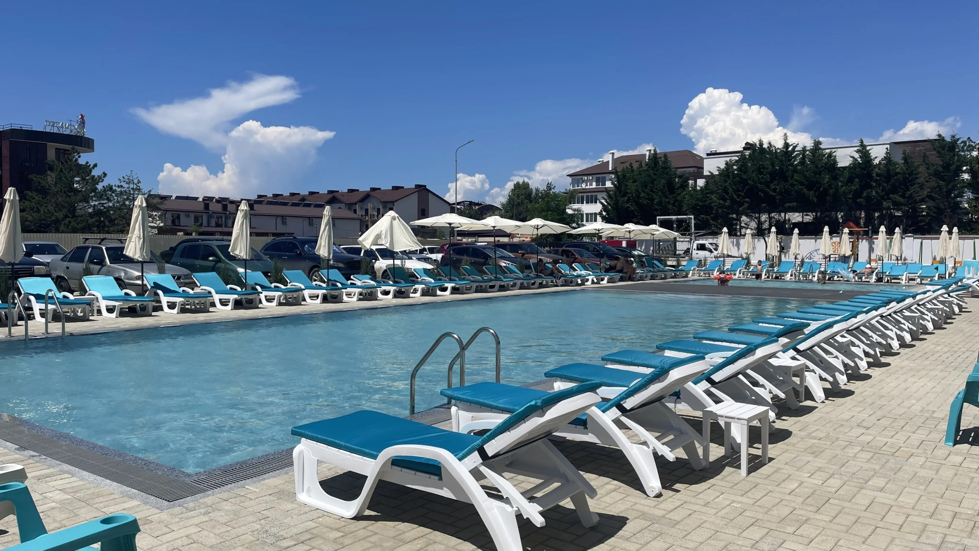 Апартаменты с бассейном у моря