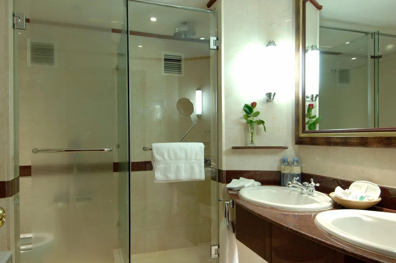 Отель Kampala Serena