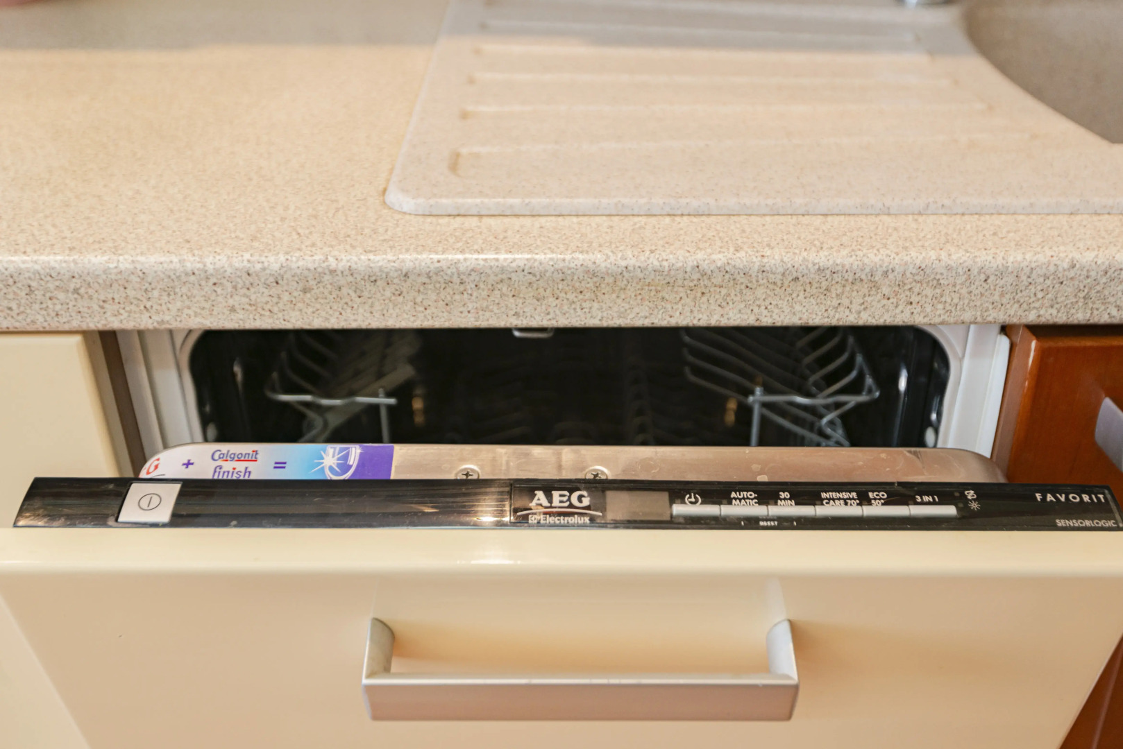 Квартира 3-к просторная недалеко от МНТК на пр.9-ой Пятилетки от RentAp, 6 сп.мест