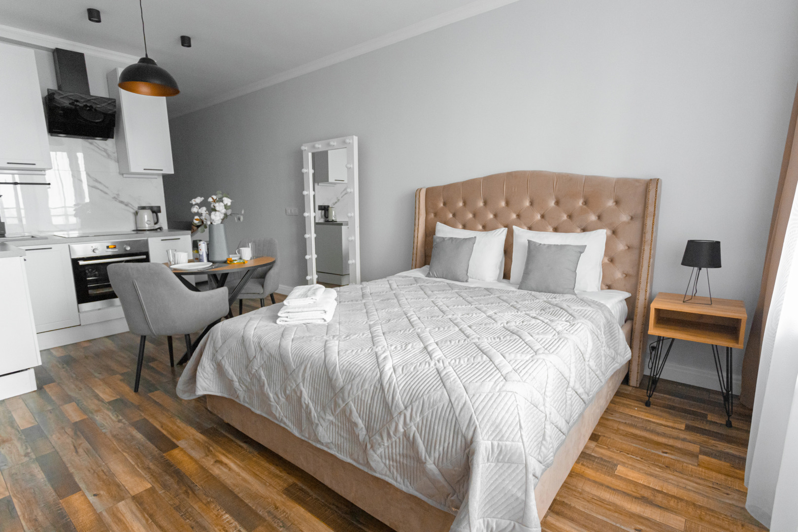 Апартаменты Lalapart Gray stone на 30 этаже небоскреба Савеловский Сити