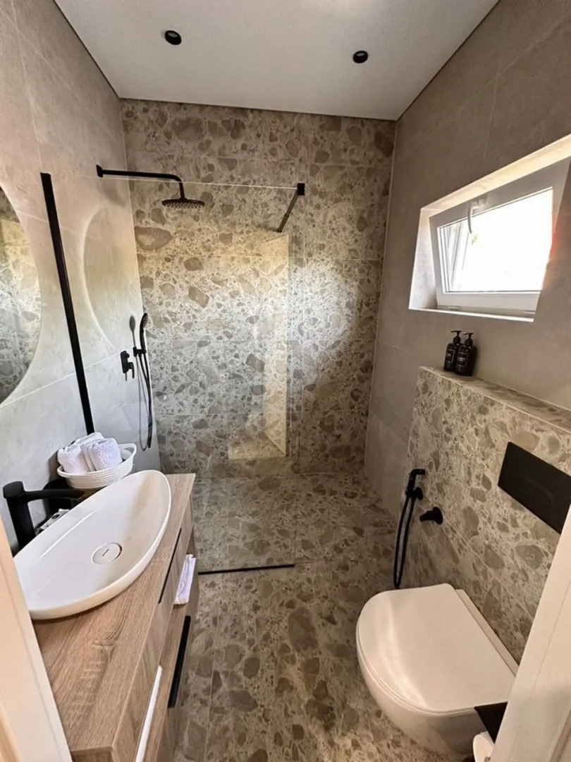 Апартаменты на втором этаже с балкoном