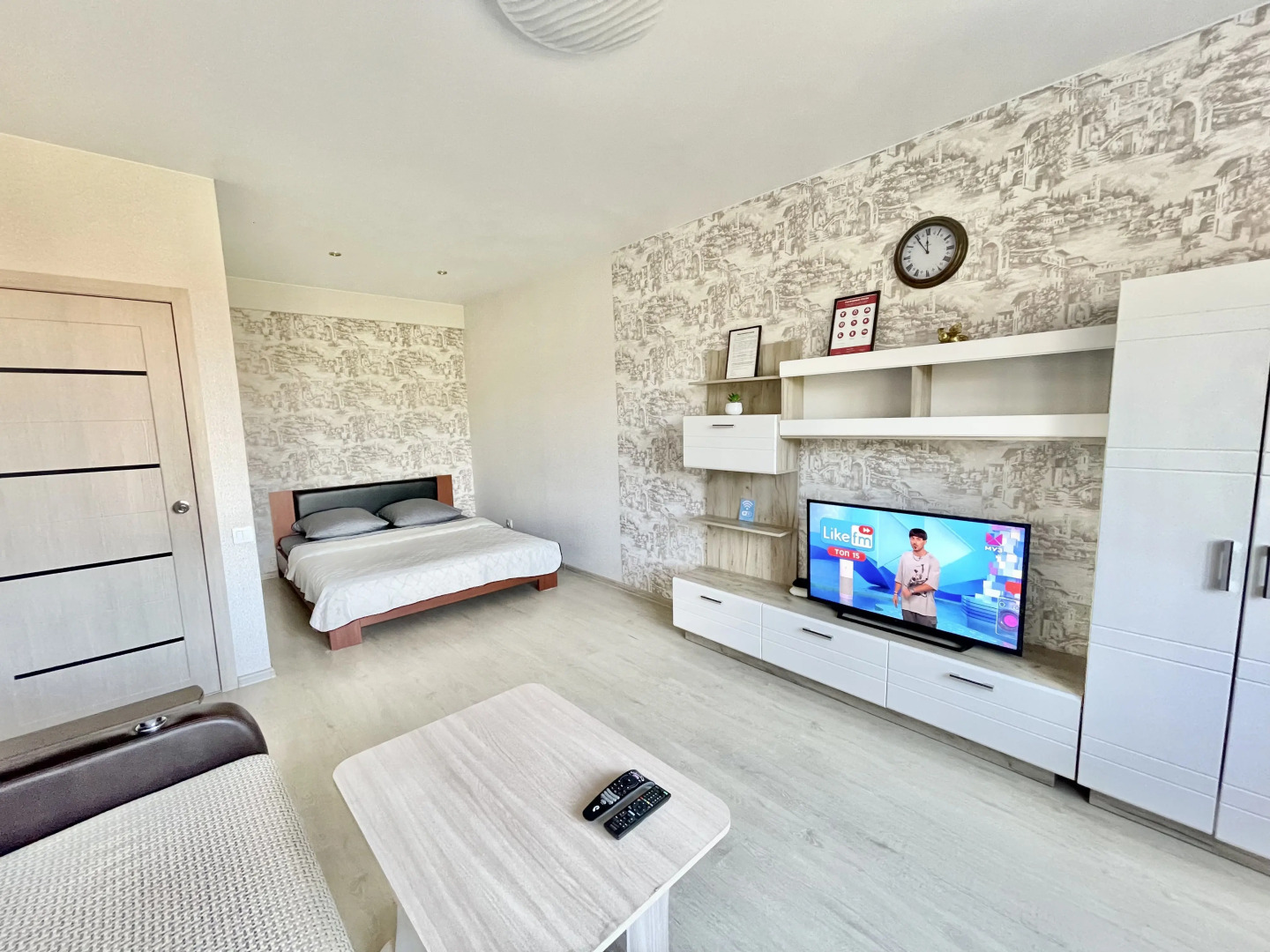 Большая однокомнатная квартира сети "PanApartments" на центральной улице города