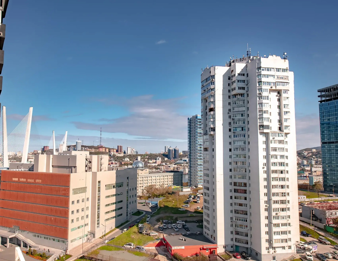 Апартаменты на высоком этаже, рядом с театром и мостом, недалеко от центра. Фастовская 29.